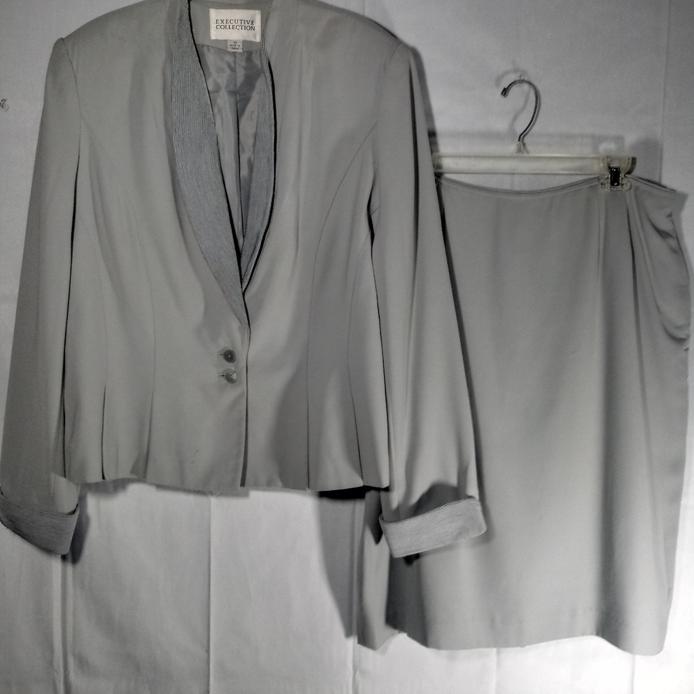 GRAY TWO PIECE SUIT
